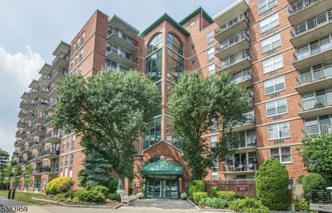 Building Photo - 300 Main St