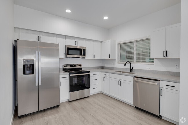 3BR, 2BA - 890SF - Kitchen - Mountain Vista