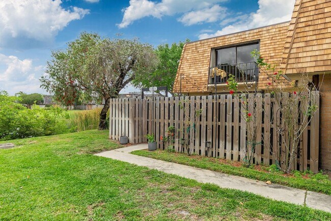 Building Photo - 393 Lake Arbor Dr