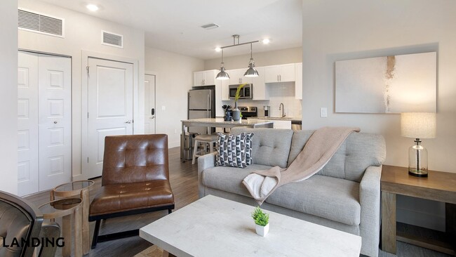 Building Photo - 5885 Lakehurst Dr Unit 1237