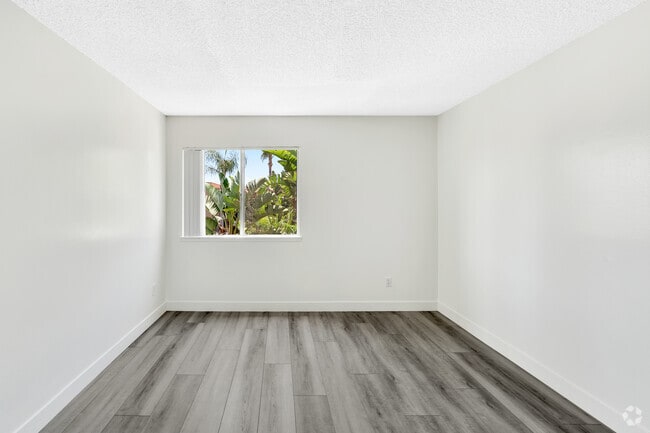 2 BR, 2 BA - 1044 SF - VIVA Apartment Homes