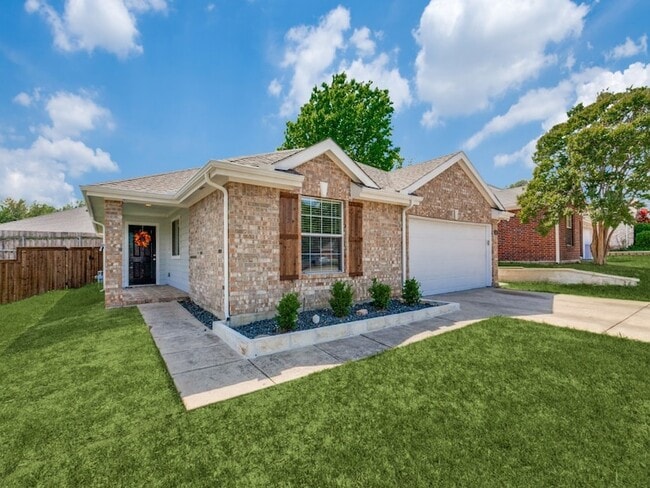 Building Photo - 1305 Greenbriar Ln