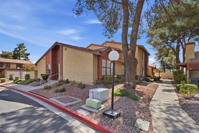 Building Photo - 2410 Pickwick Dr
