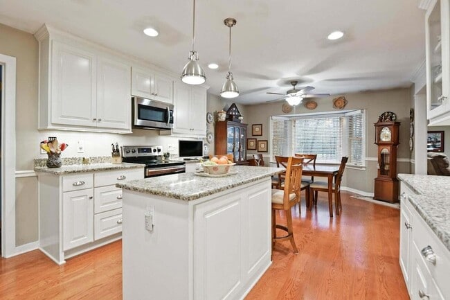 Photo - 302 Summerset Ln