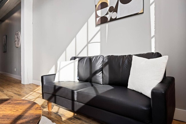 Building Photo - 1220 SW Washington St Unit ID1036660P