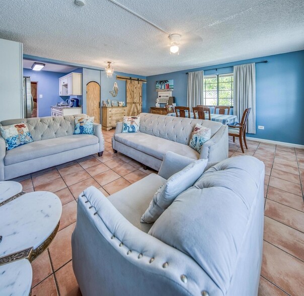 Building Photo - 622 10th Ave N