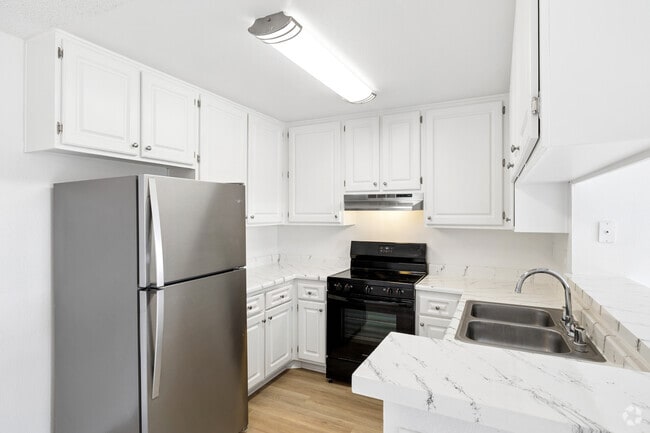 1BR, 1BA - 705SF - Kitchen - Stonegate Apartments