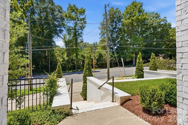 Photo - 2428 Runnymede Ln