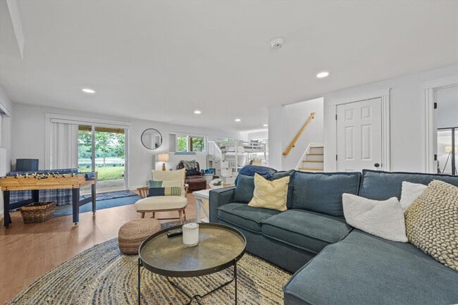 Building Photo - 69 Beach Rd Unit ID1255691P