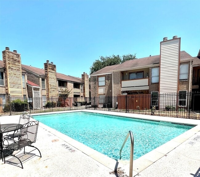 Building Photo - 10202 Forum Park Dr Unit 261