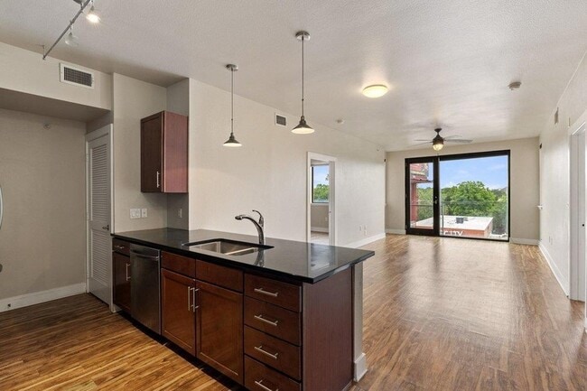 Building Photo - 3016 Guadalupe St Unit 303