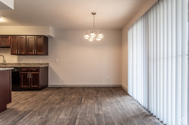 2 Br, Dining Room - Glen Oaks