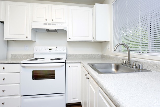 Photo - Bay Club Apartments