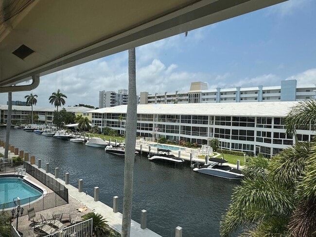 Building Photo - 3051 NE 47th Ct Unit 308