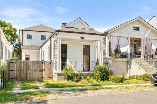 Building Photo - 826 Delachaise St