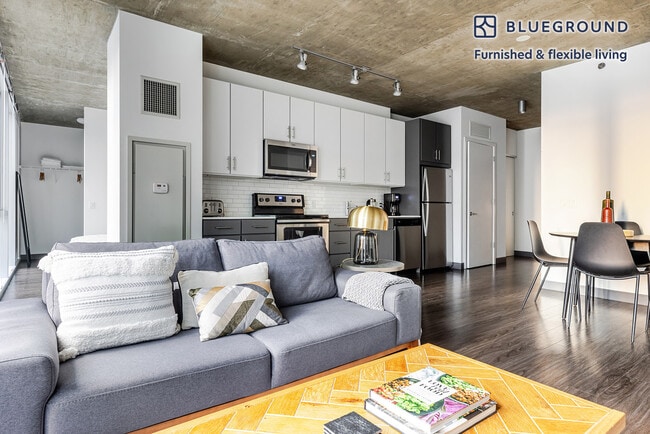 Photo - 215 W Lake St Unit SI FL19-ID1203