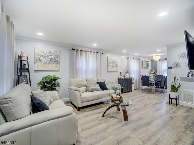 Photo - 605 Crescent Dr