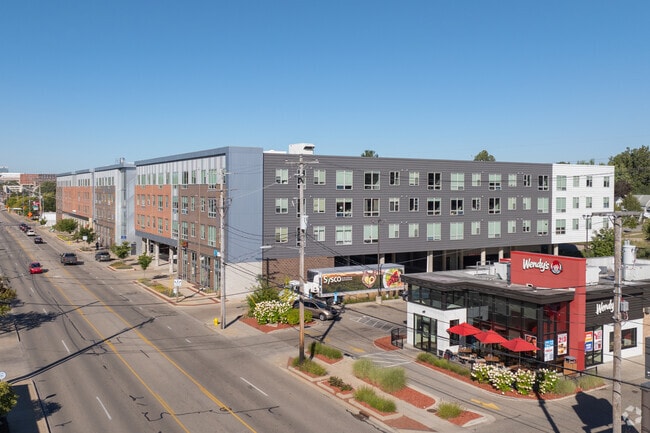 Building Photo - Diamond Place I