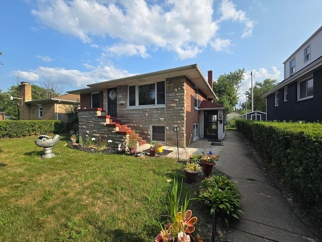 Building Photo - 535 E 43rd Ave