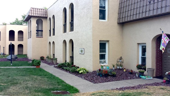 Photo - Country Club Apartments