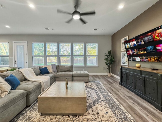 Building Photo - 2414 Pennsylvania Ave Unit ID1285548P