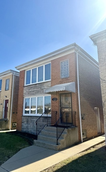 Building Photo - 6017 W Montrose Ave Unit 2