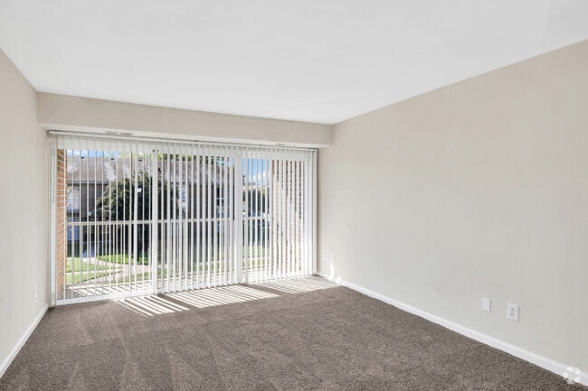 1BR, 1BA - 1,000SF - The Maury - Living Room - University Apartments