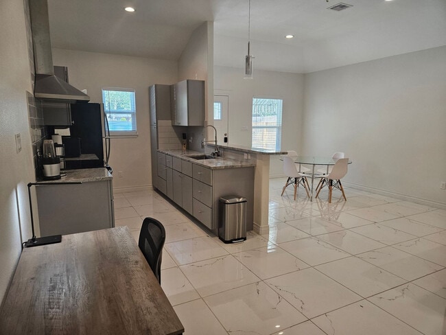 Photo - 702 5th St Unit ID1268422P