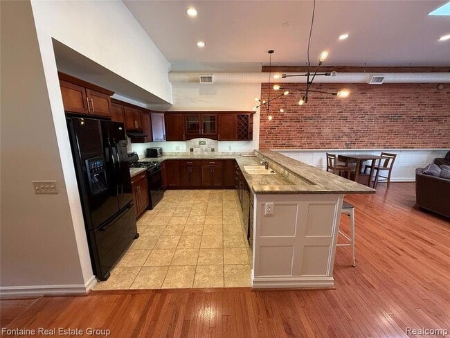 Photo - 107 W Grand River Ave