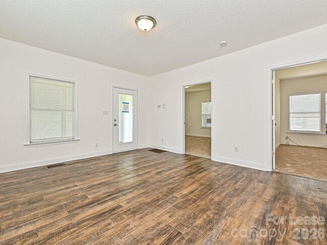 Photo - 610 N Pear St