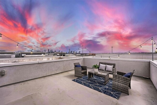Building Photo - 2301 Bluebonnet Ln Unit 4
