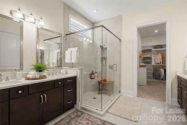 Photo - 2026 Lake Como Dr