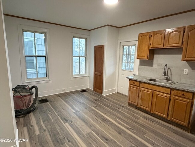 Photo - 345 Hastings St