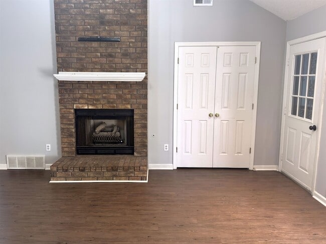 Photo - 2806 Maryland Cir E