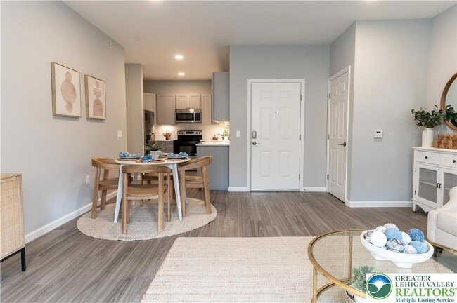 Photo - 948 N Front St