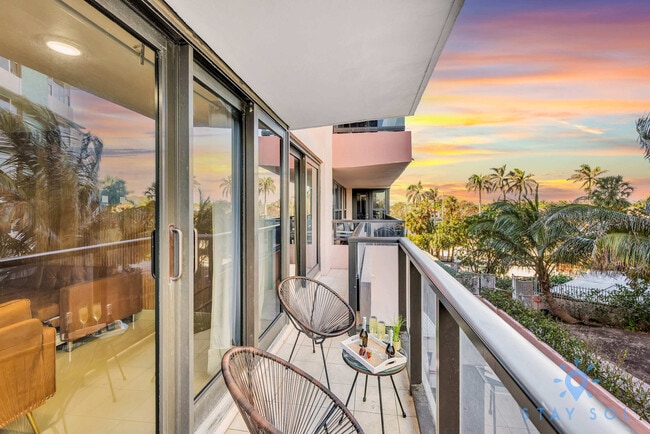 Building Photo - 5225 Collins Ave Unit ID1227475P