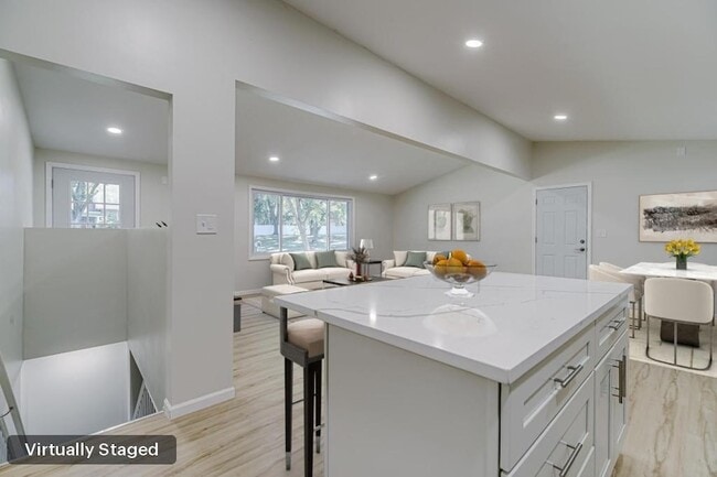 Photo - 835 Niagara Ln N