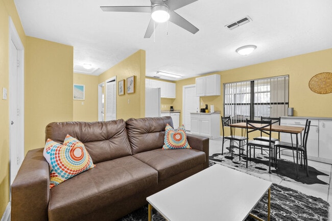 Building Photo - 737 SE 4th Ave Unit ID1359109P