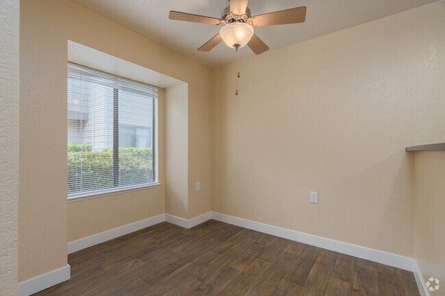 1BR, 1BA - 750SF - Dining Room - Somersett Hills