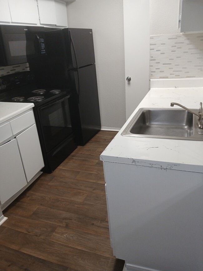 947 Sq. Ft. 2x2 Kitchen with Pantry - Spring Oaks Apartments