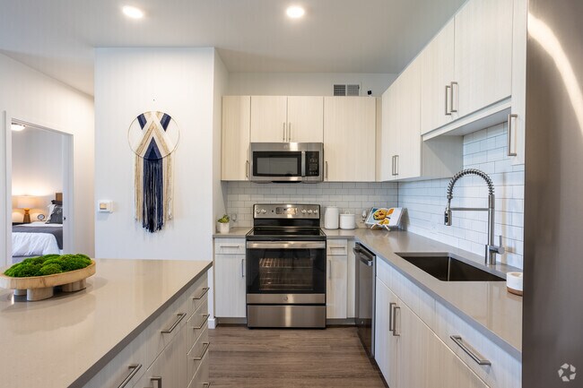 1BR, 1BA - 778SF - Kitchen - Fieldhouse