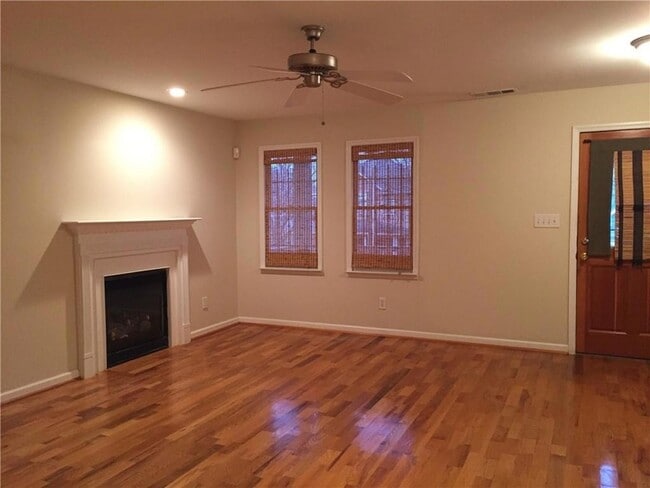 Photo - 685 Garibaldi St SW