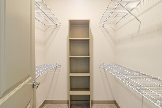 Studio, 1BA - 557SF - Closet - Woodview
