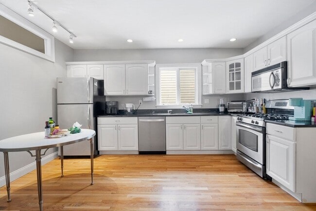 Building Photo - 734 E 6th St Unit 3