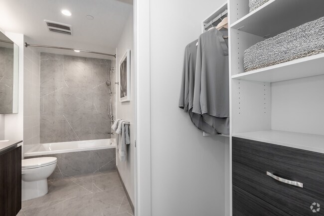 2BR, 2BA - 990 SF - 825 South Hill