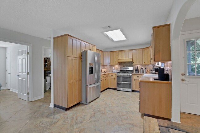 Photo - 140 Elm Dr