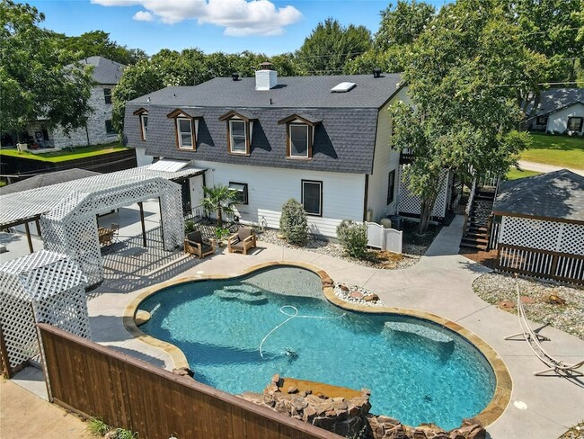 Building Photo - 1323 Dublin St