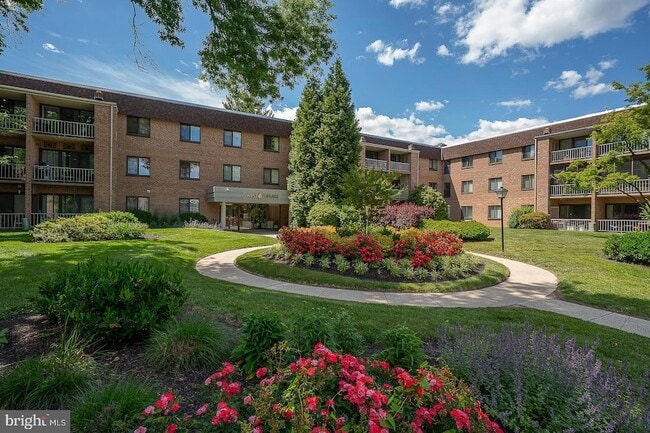 Building Photo - 1640 Oakwood Dr Unit W216