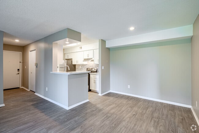 2BR, 2BA - 1,072SF - Watermill - Kitchen - Hamptons of Cloverlane Apartments