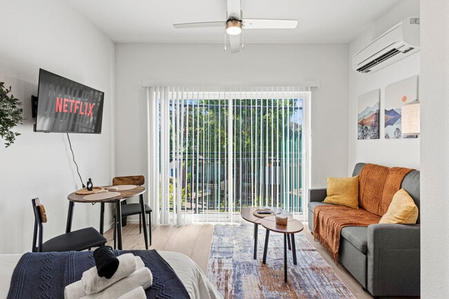 Building Photo - 596 W 9th St Unit ID1335766P